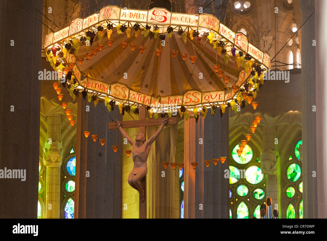 Il soffitto della chiesa, altare con un baldacchino o tettoia del membro interno della Sagrada Familia, alla Basílica ho Tempio Expiatori de la Foto Stock