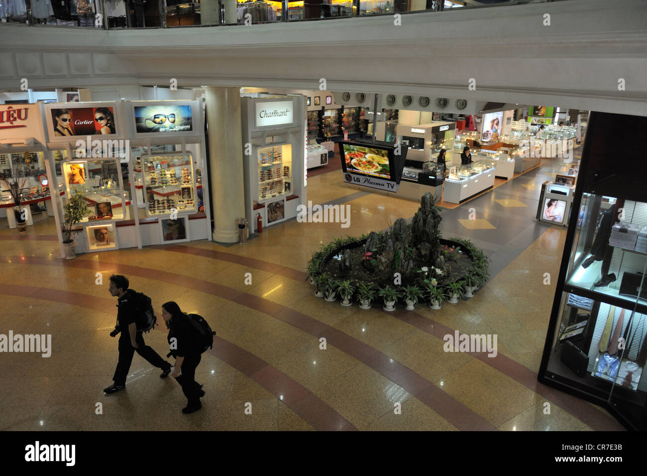 Il Vietnam, Hanoi, shopping centre in un ex magazzino di stato Foto Stock