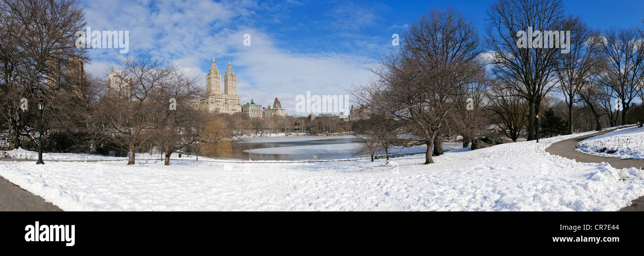 Stati Uniti, New York City, Manhattan Central Park sotto la neve, il lago sullo sfondo le torri di Upper West Side Foto Stock