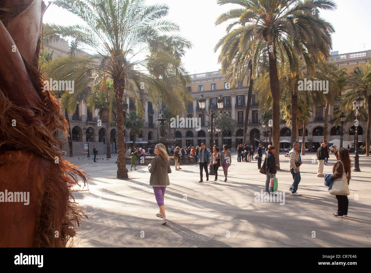 Placa Reial square, palme, turisti, quartiere storico di Barcellona, in Catalogna, Spagna, Europa Foto Stock