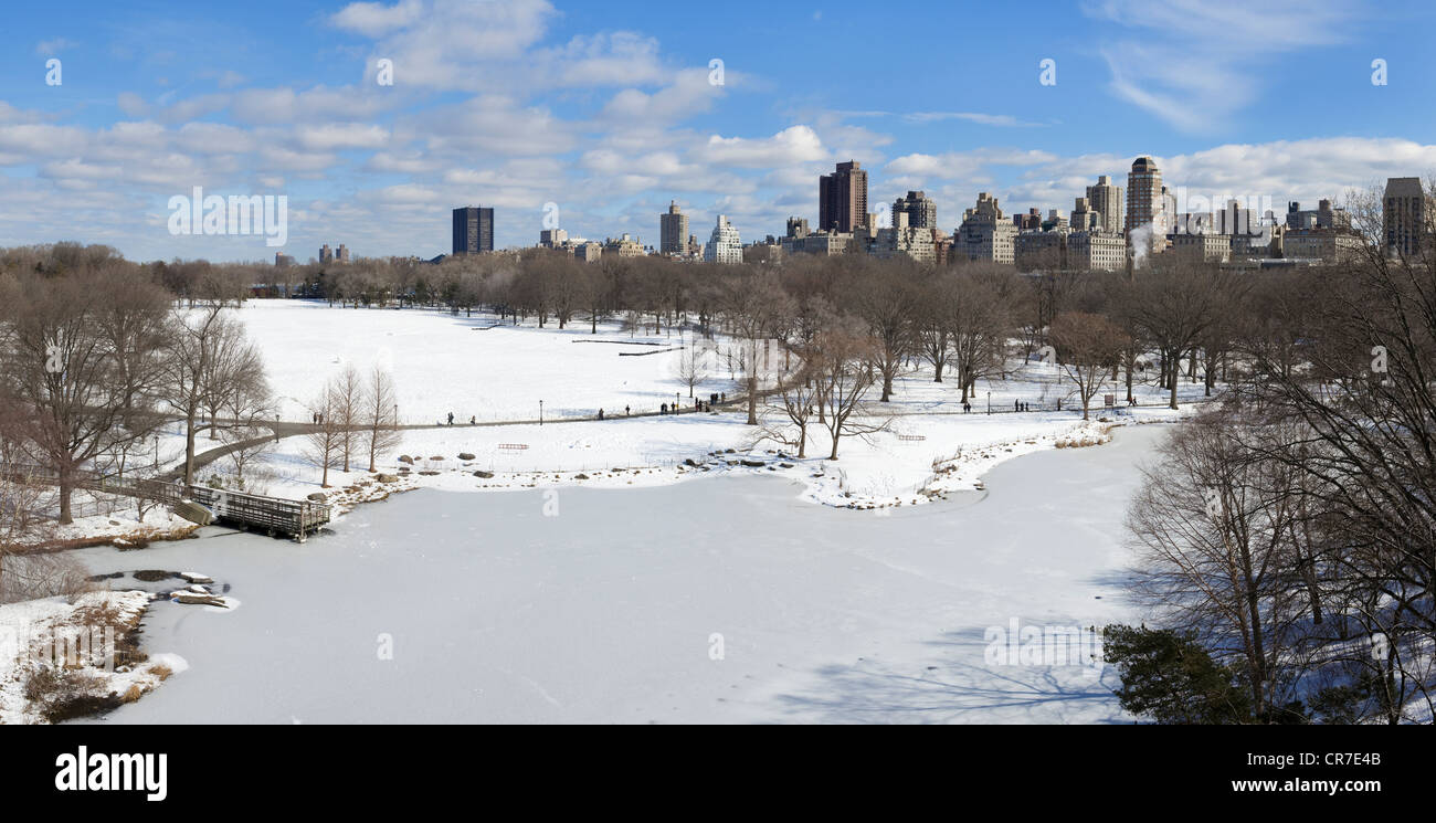 Stati Uniti, New York City, Manhattan Central Park sotto la neve, Belvedere Lago sullo sfondo le torri di Upper East Foto Stock