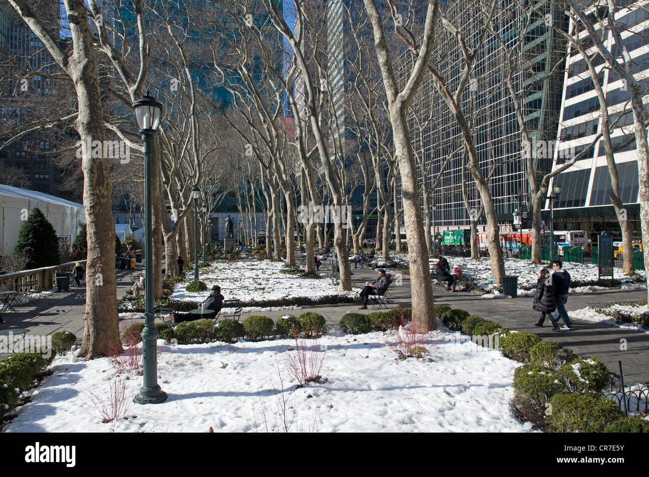 Stati Uniti, New York City, Manhattan, Bryant Park in inverno sotto la neve Foto Stock