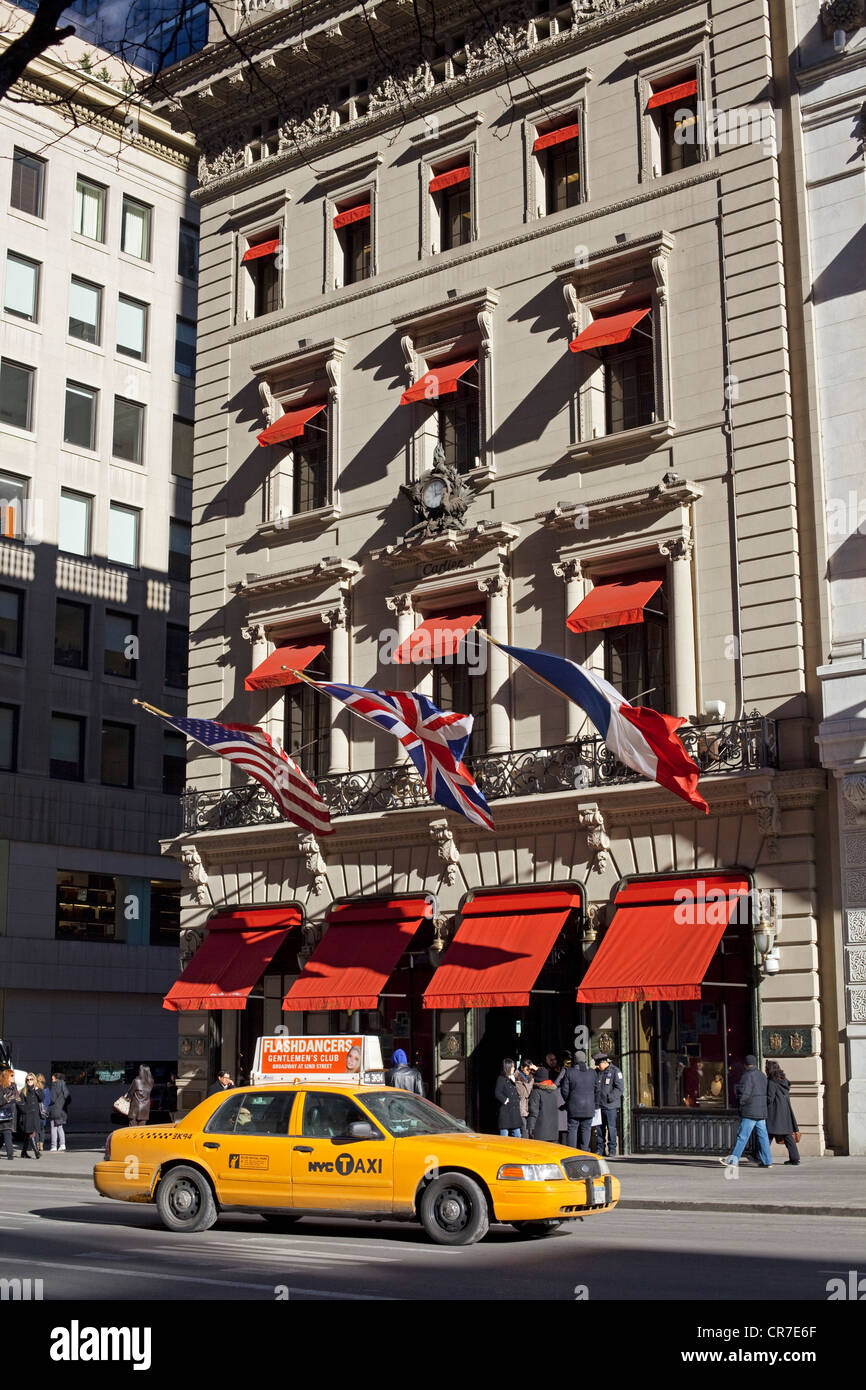 Stati Uniti, New York City, Manhattan Fifth Avenue, boutique Cartier, yellow cab Foto Stock