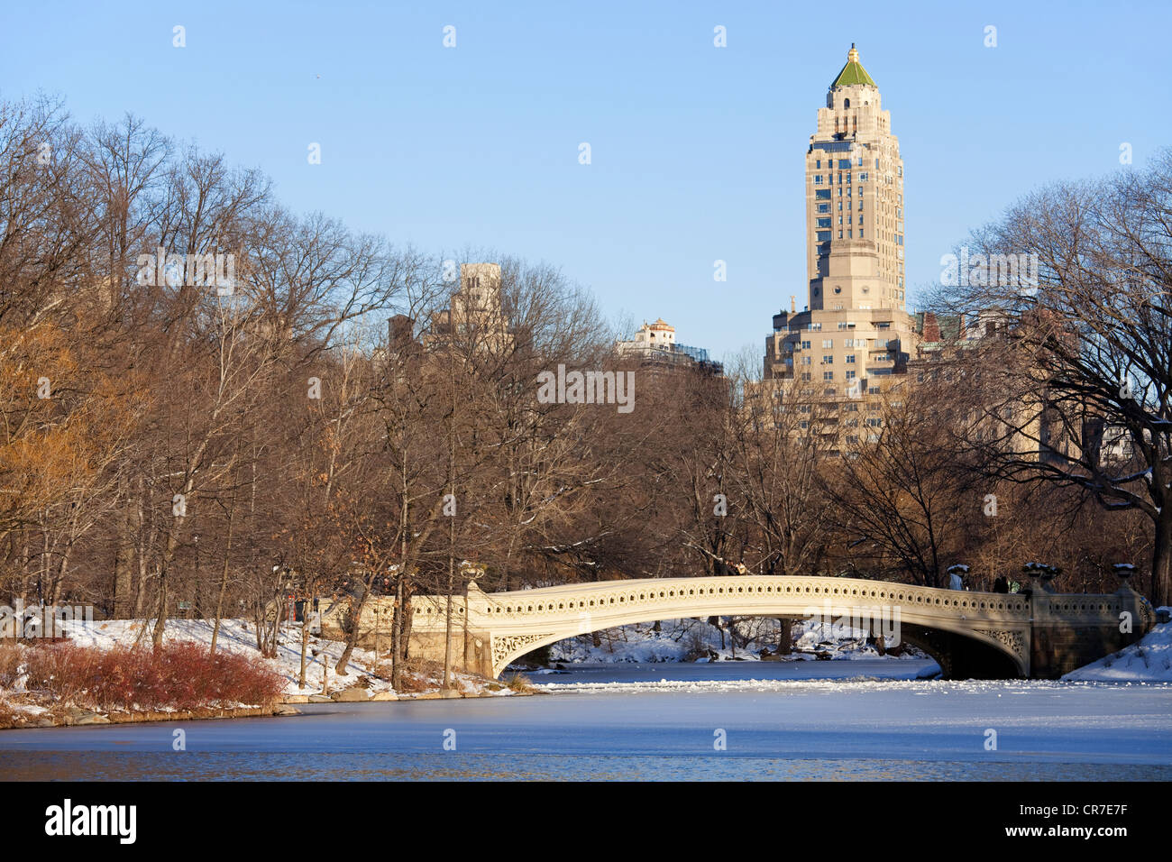 Stati Uniti, New York City, Manhattan Central Park in inverno sotto la neve, il lago parzialmente congelato, ponte di prua e il Foto Stock