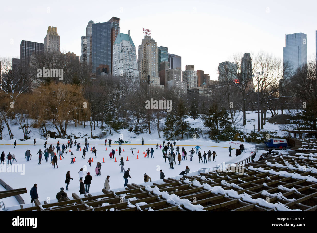 Stati Uniti, New York City, Manhattan Central Park in inverno sotto la neve, pattinaggio su ghiaccio Wollman Rink e le torri di Midtown Foto Stock