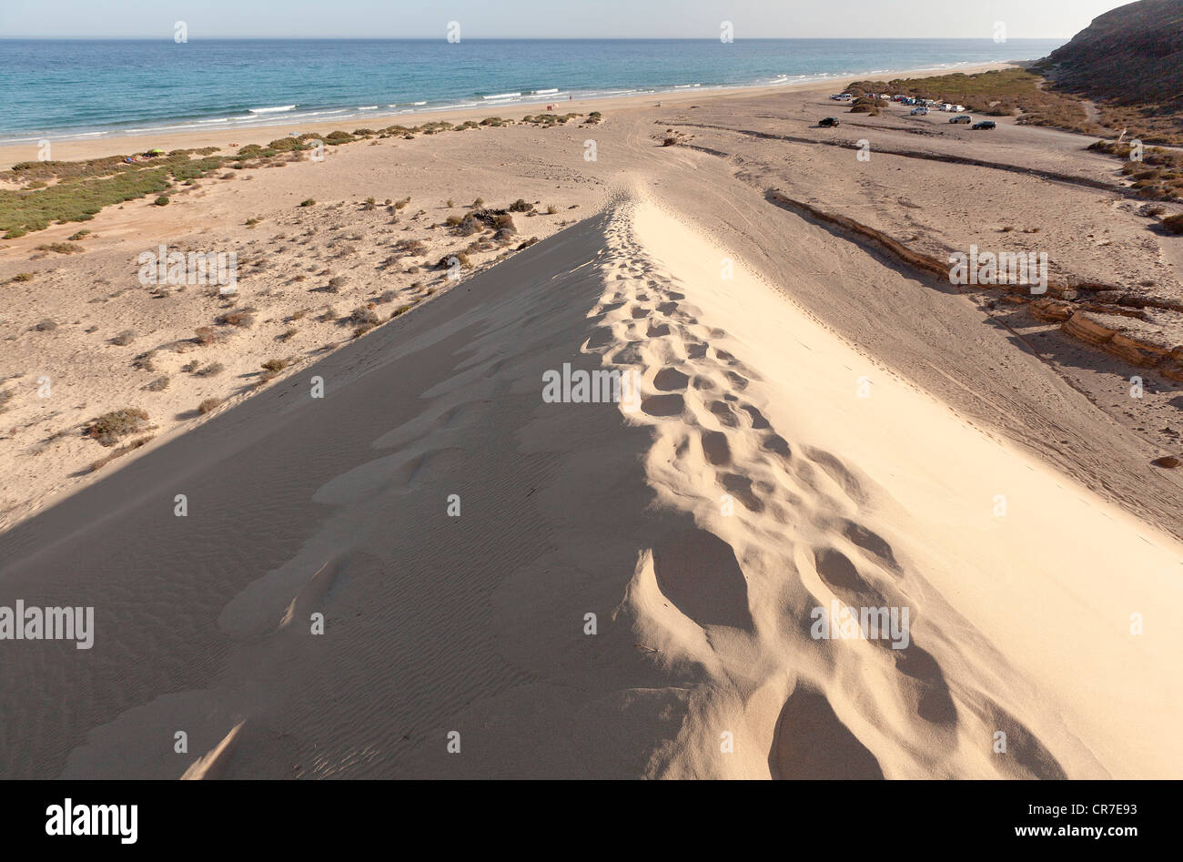 Impronte su una duna di sabbia su Playa de Sotavento, Leeward Beach, Fuerteventura, Isole Canarie, Spagna, Europa Foto Stock
