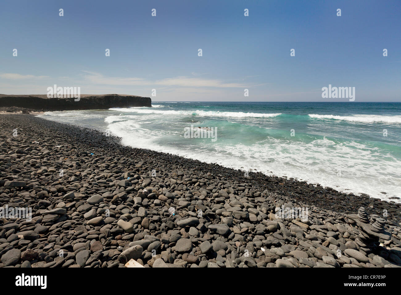 Spiaggia ghiaiosa con cairn, Punta de Jandia, punta meridionale dell'isola di Fuerteventura, Jandia parco naturale, Istmo de La Pared Foto Stock