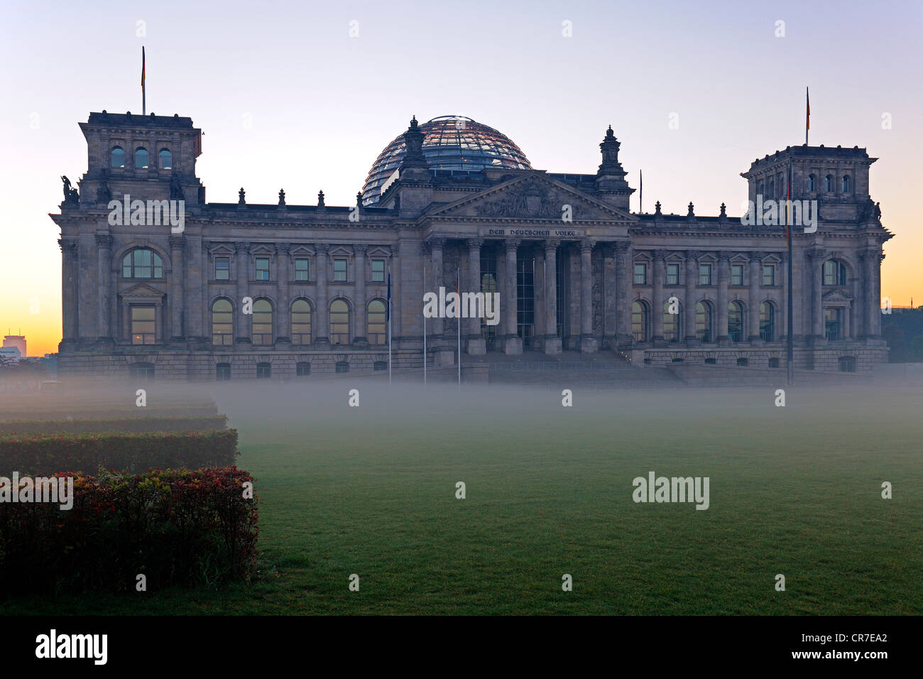 Edificio del Reichstag all'alba con terra della nebbia e la retroilluminazione, Berlino, Germania, Europa PublicGround Foto Stock