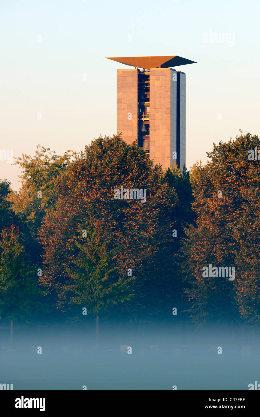Il carillon del Campanile in parco Tiergarten all'alba con terra della nebbia, Berlino, Germania, Europa PublicGround Foto Stock