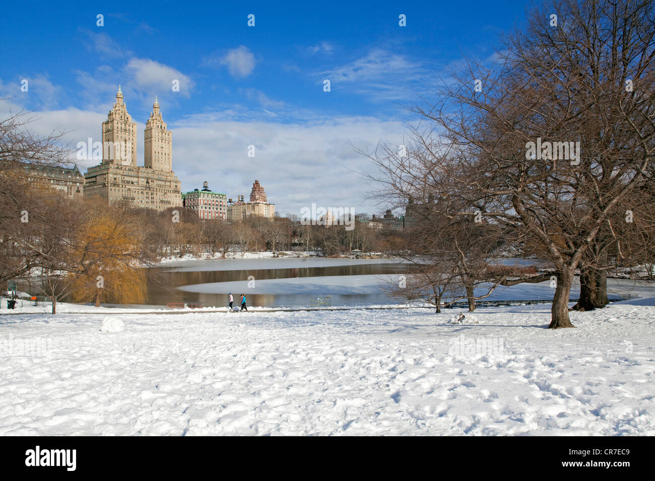 Stati Uniti, New York City, Manhattan Central Park in inverno sotto la neve, il lago sullo sfondo le torri della parte superiore Foto Stock