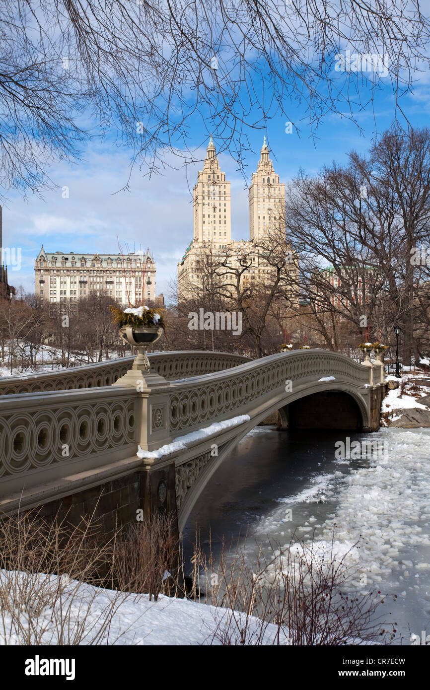 Stati Uniti, New York City, Manhattan Central Park in inverno sotto la neve, il lago parzialmente congelato, ponte di prua e il Foto Stock