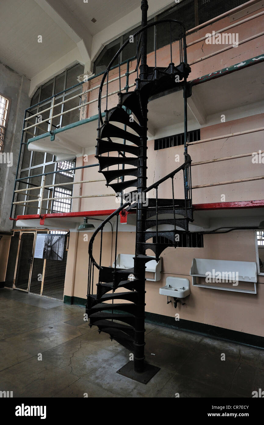 Scala che collega i piani in un unico blocco di cella di prigione, Isola di Alcatraz, CALIFORNIA, STATI UNITI D'AMERICA Foto Stock