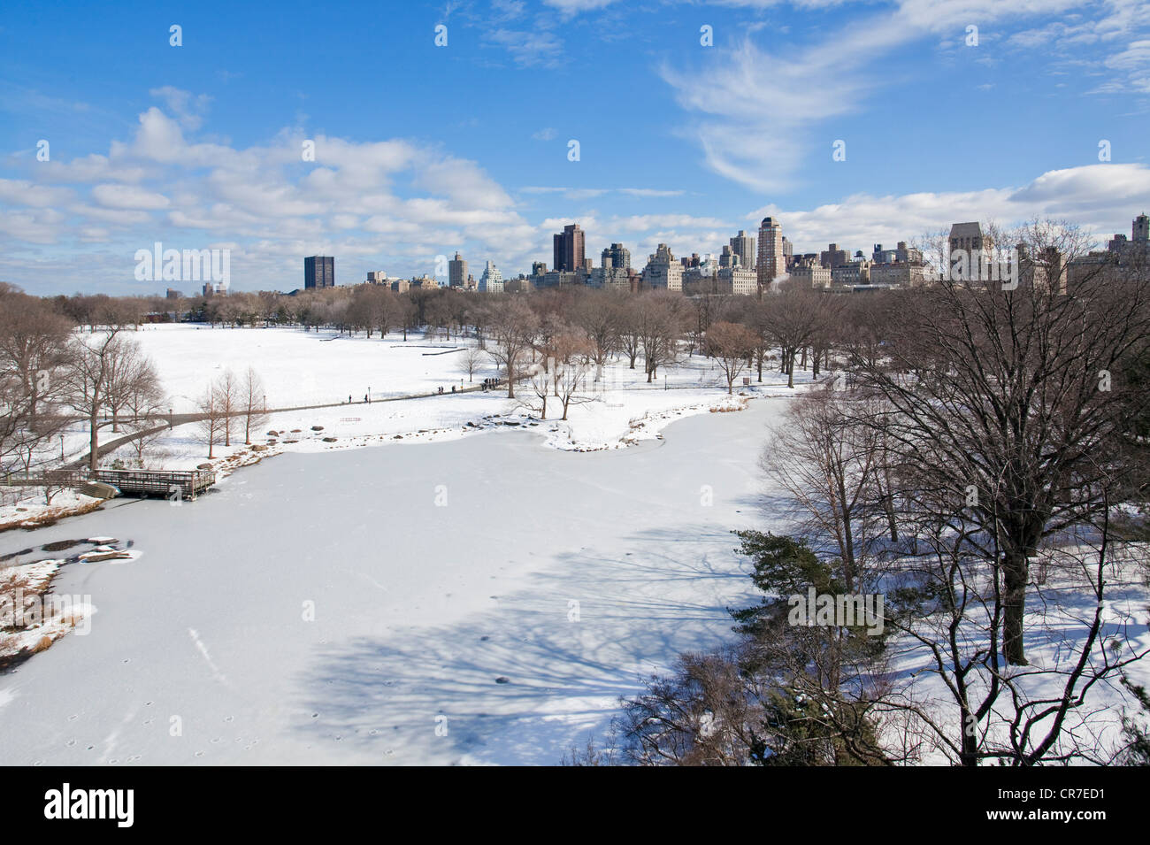Stati Uniti, New York City, Manhattan Central Park sotto la neve, Belvedere Lago sullo sfondo le torri di Upper East Foto Stock