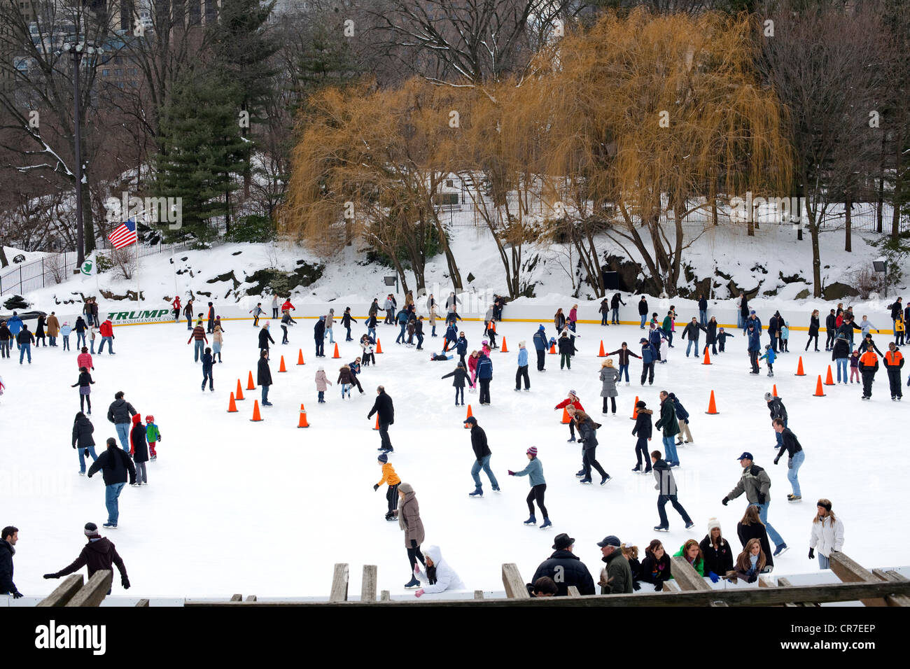 Stati Uniti, New York City, Manhattan Central Park in inverno sotto la neve, pattinaggio su ghiaccio Wollman Rink, Pattinatori Foto Stock