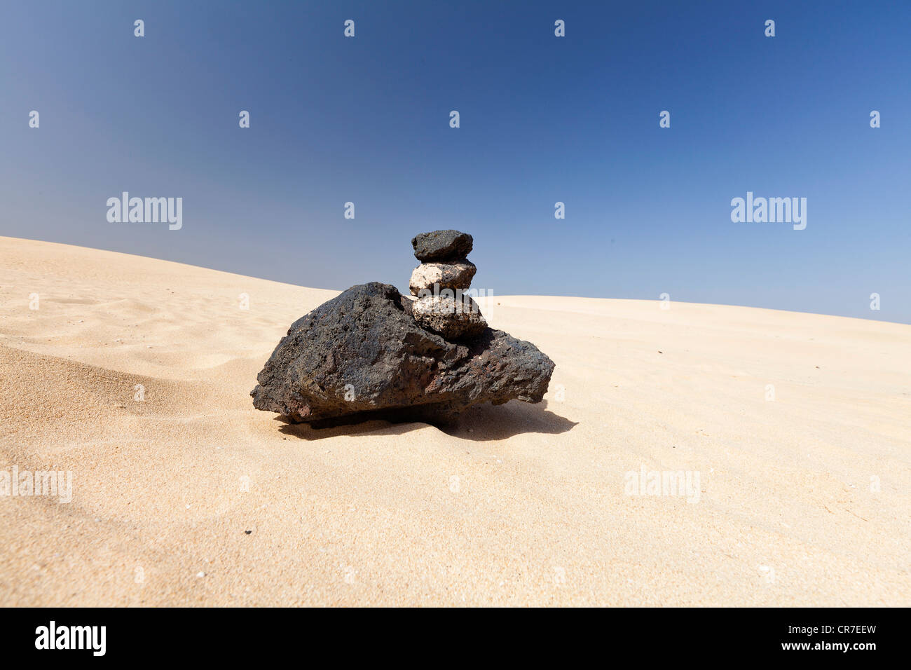 Cairn, roccia vulcanica, sabbia, Parque Natural de Corraleio, Fuerteventura, Isole Canarie, Spagna, Europa Foto Stock