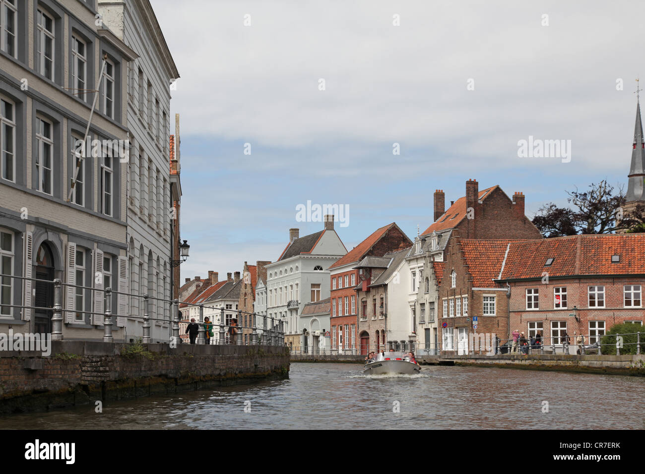 Il Belgio. Brugge. Canali. Barca per gite Foto Stock