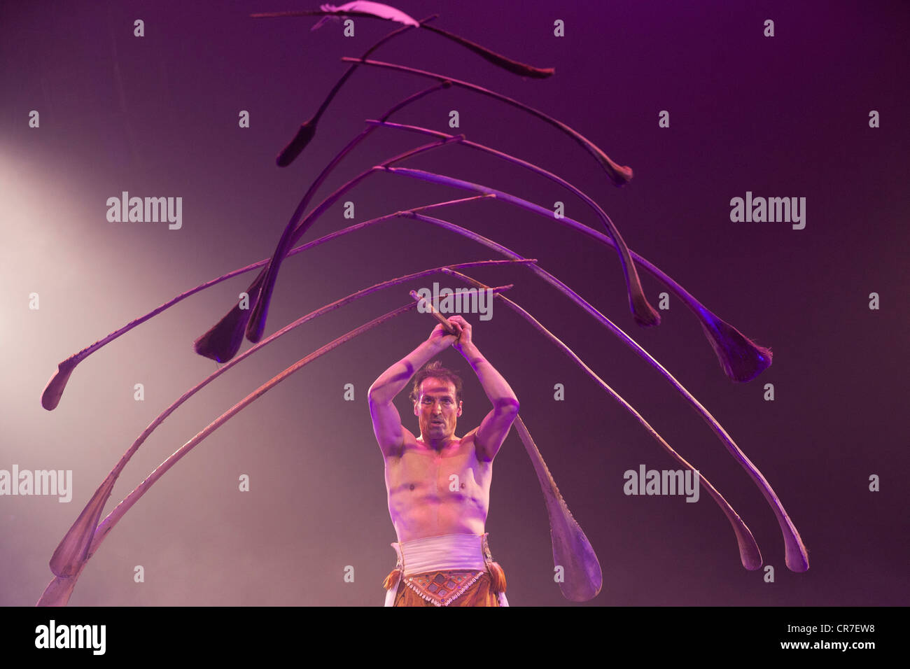 Bilanciamento atto dove il giocatore svizzero Rigolo utilizza 13 rami di palma per creare una luce sospeso scultura Foto Stock