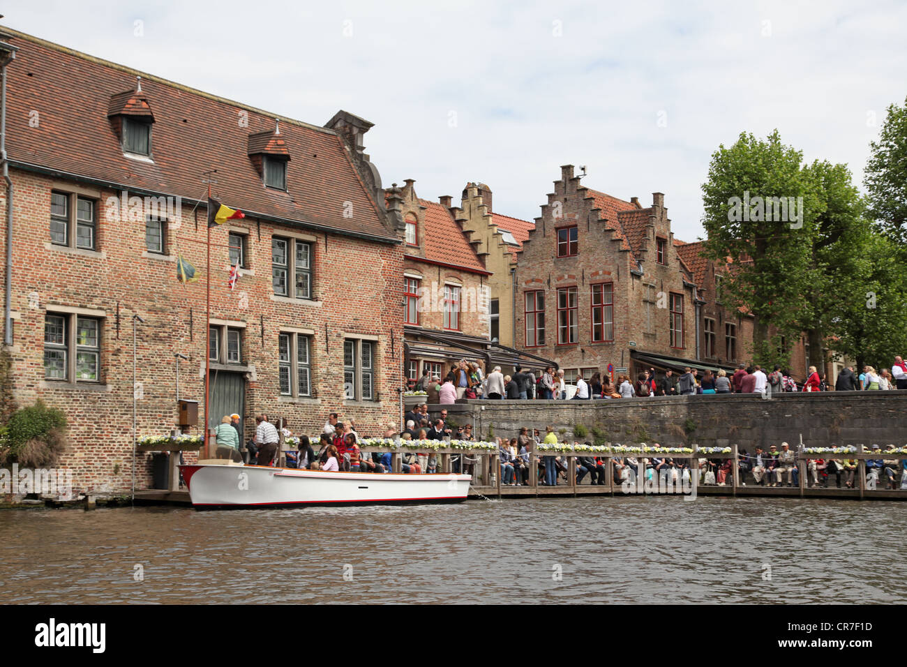 Il Belgio. Brugge. Canali. Barca per gite Foto Stock