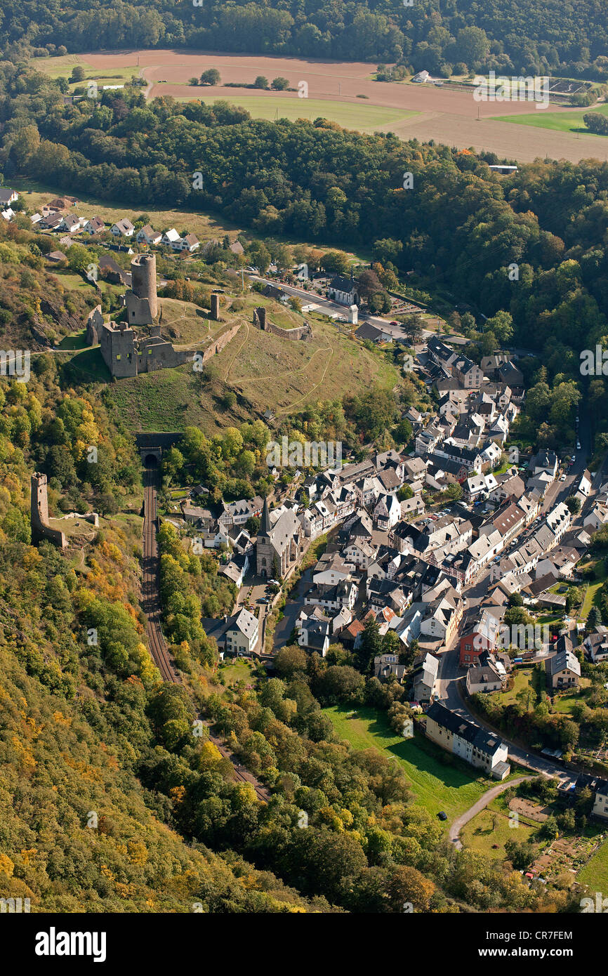 Veduta aerea del castello Loewenburg rovina, Monreal, catena montuosa Eifel, Renania-Palatinato, Germania, Europa Foto Stock