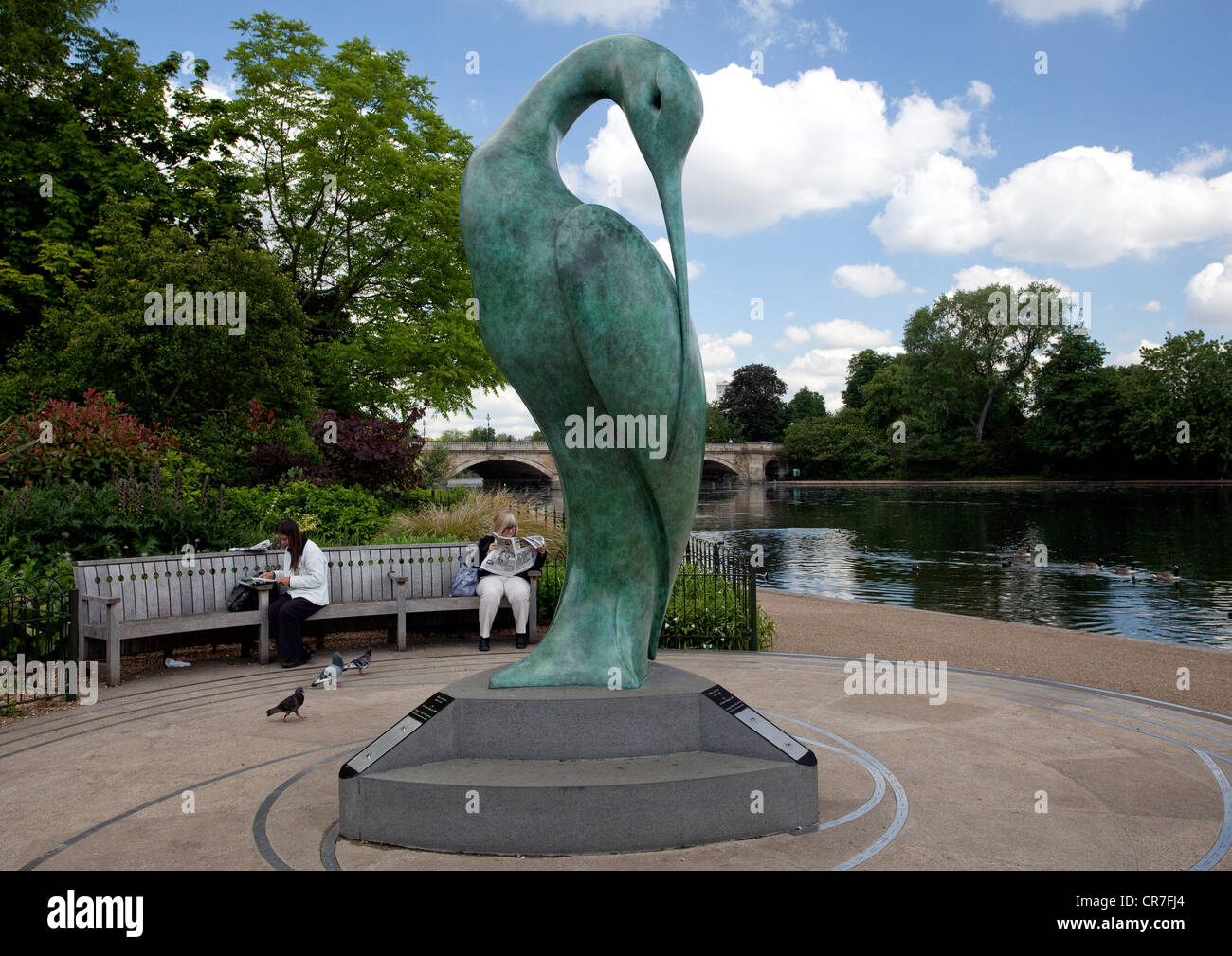 Ibis scultura di Simon gujon accanto a serpentina in Hyde Park, Londra Foto Stock