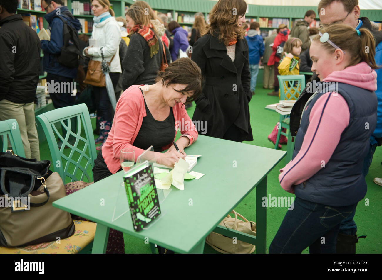 Louise Rennison, inglese autore e comedienne foto libro firma presso il Telegraph Hay Festival 2012, Hay-on-Wye, Powys, Wales, Regno Unito Foto Stock