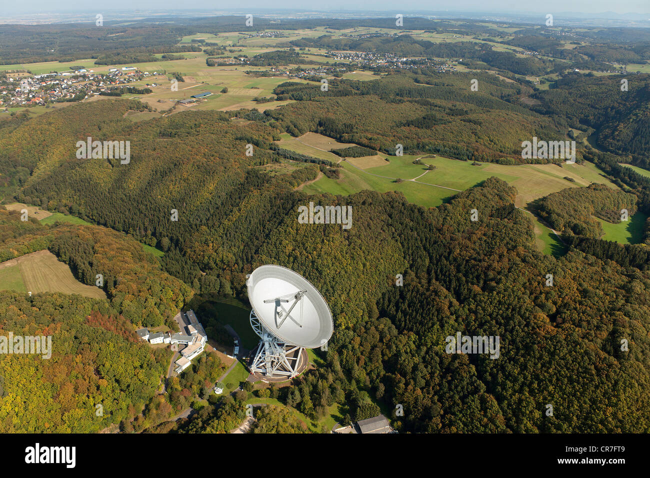 Vista aerea, radio telescopio, Effelsberg, Bad Muenstereifel, catena montuosa Eifel, nella Renania settentrionale-Vestfalia, Germania, Europa Foto Stock