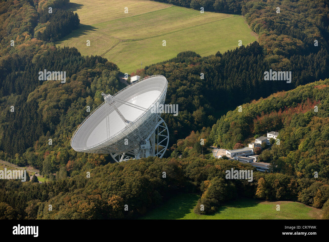 Vista aerea, radio telescopio, Effelsberg, Bad Muenstereifel, catena montuosa Eifel, nella Renania settentrionale-Vestfalia, Germania, Europa Foto Stock