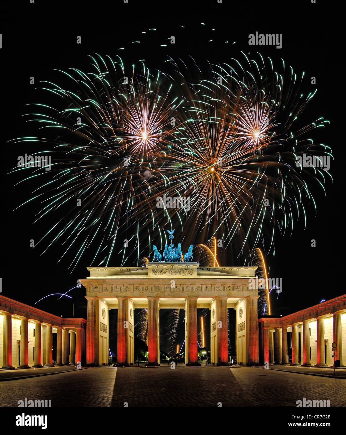 La Porta di Brandeburgo con fuochi d'artificio, Berlino, Germania, Europa, composito Foto Stock