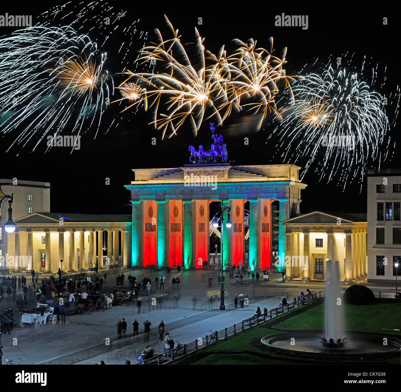 Brandenburger Tor, Porta di Brandeburgo Pariser Platz, Capodanno fuochi d'artificio,  Berlino, composizione digitale Foto stock - Alamy