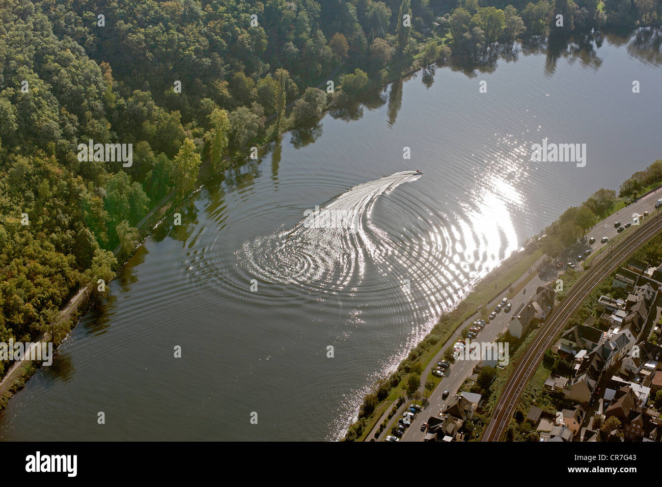 Vista aerea, barche a motore sul fiume Moselle, Klotten, catena montuosa Eifel, Renania-Palatinato, Germania, Europa Foto Stock