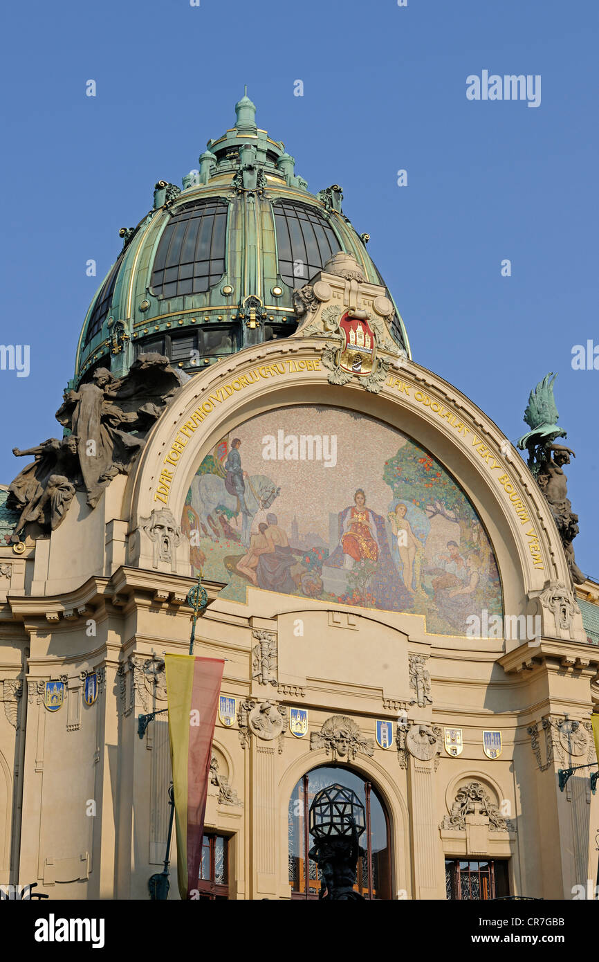 Facciata in Art Nouveau,, Casa Municipale Obecni Dum, Praga, Boemia, Repubblica Ceca, Europa Foto Stock