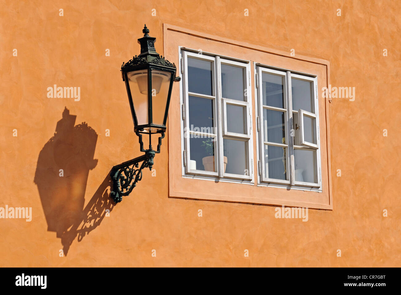 Lanterna storico su una parete a Praga Repubblica Ceca, Europa Foto Stock