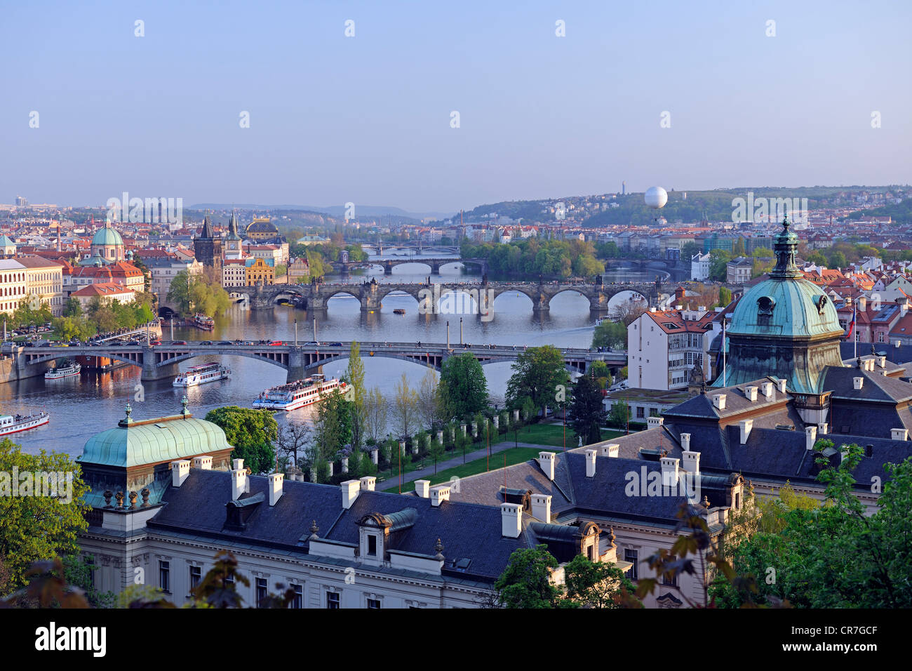 Vista del Ponte Carlo in serata, Moldavia, quartiere storico di Praga, Boemia, Repubblica Ceca, Europa Foto Stock