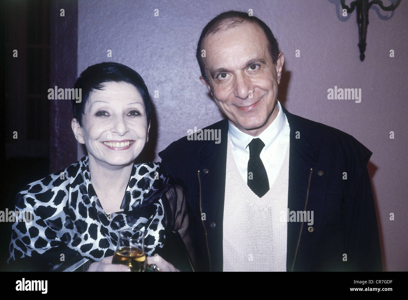Petit, Roland, 13.1.1924 - 10.7.2011, ballerino francese, coreografo, a  mezza lunghezza, con la moglie Zizi Jeanmaire, circa 1990 Foto stock - Alamy