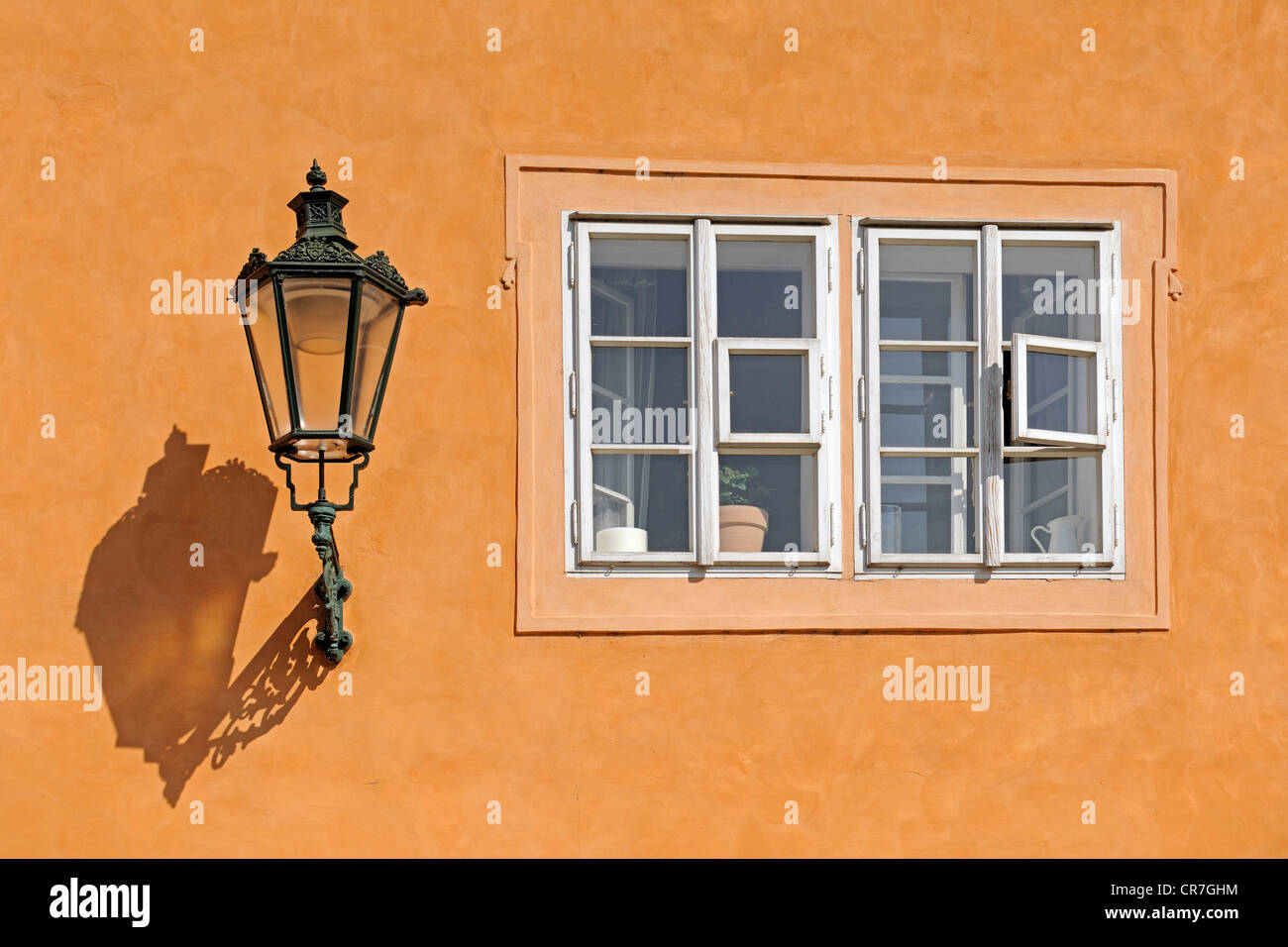 Strada storica lampada su una parete a Praga, Boemia, Repubblica Ceca, Repubblica Ceca, Europa Foto Stock