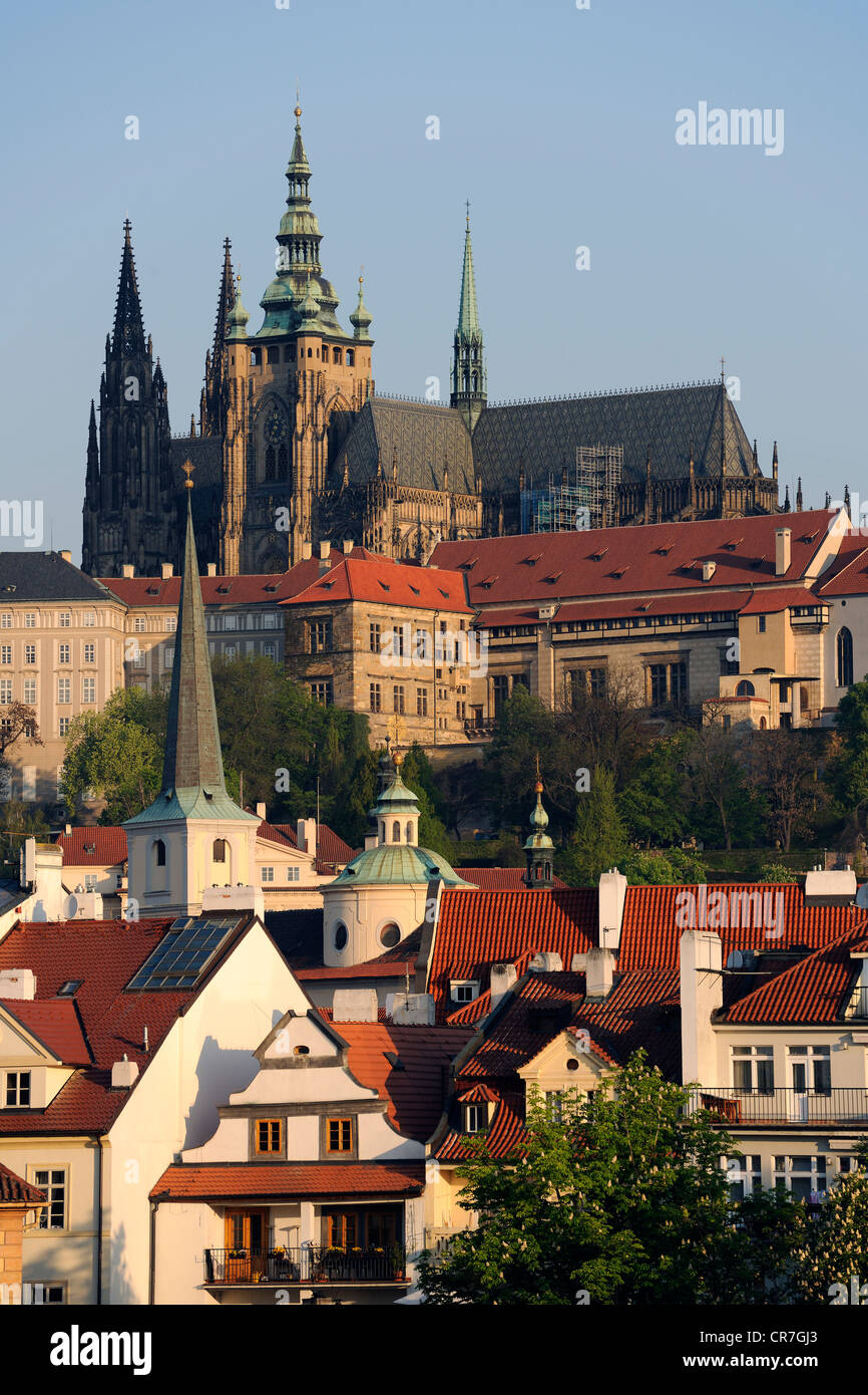 Vista sopra i tetti di Malá Strana sulla Cattedrale di San Vito, Sito Patrimonio Mondiale dell'UNESCO, Praga, Boemia Foto Stock