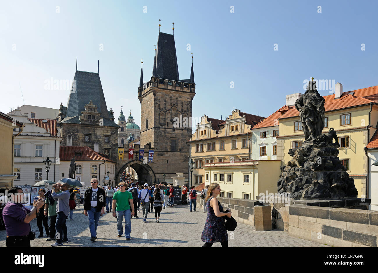 Turisti sul Ponte Carlo, guardando verso la torre del ponte sul quartiere di Mala Strana di Praga, Boemia, Repubblica Ceca, Europa Foto Stock