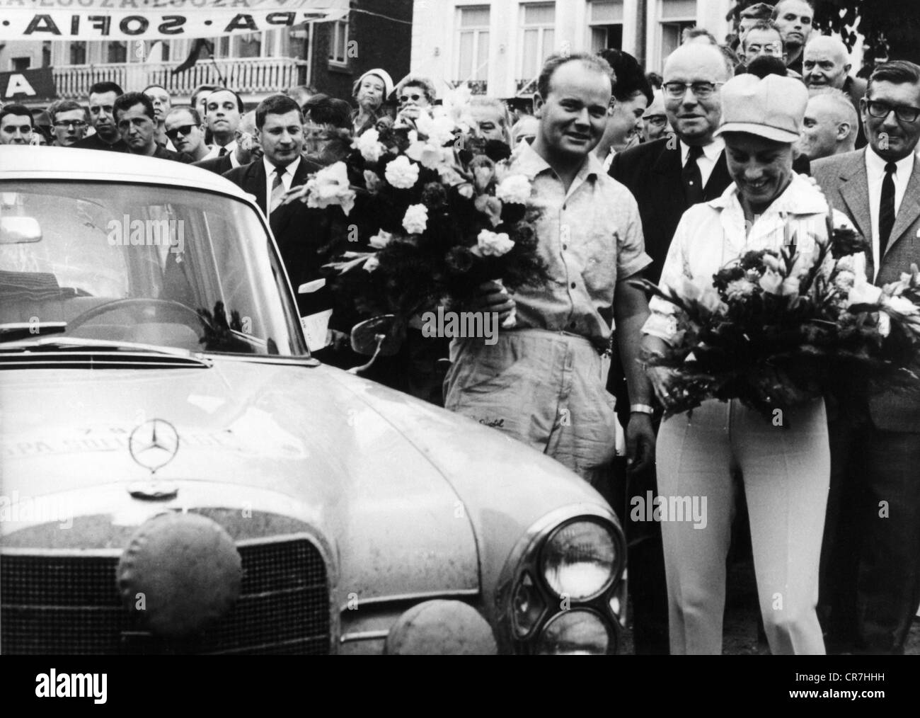 Rosqvist, Evy, 2.11.1923 - 10.11.1999, pilota automobilistico svedese, con Manfred Schick, Spa, Belgio, primi 1960s, Foto Stock