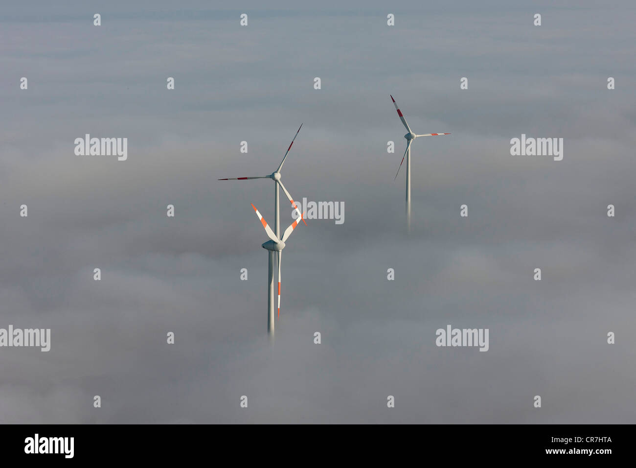 Vista aerea, le turbine eoliche fuori dalla copertura nuvolosa, Heldrungen, Turingia, Germania, Europa Foto Stock
