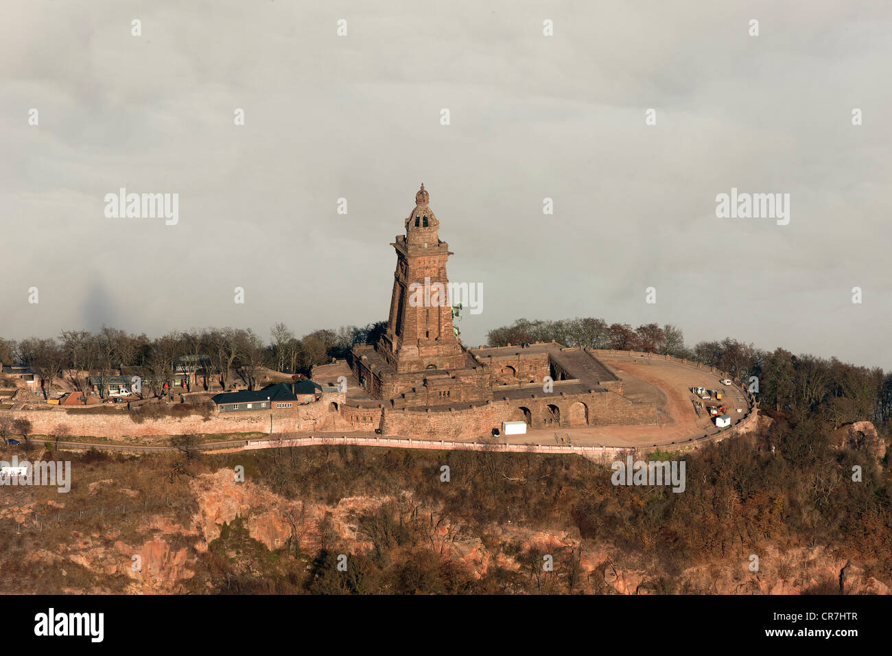Vista aerea, Kyffhaeuser, Barbarossa o Kaiser-Wilhelm monumento, Bendeleben, copertura nuvolosa, temperatura di inversione, Turingia Foto Stock