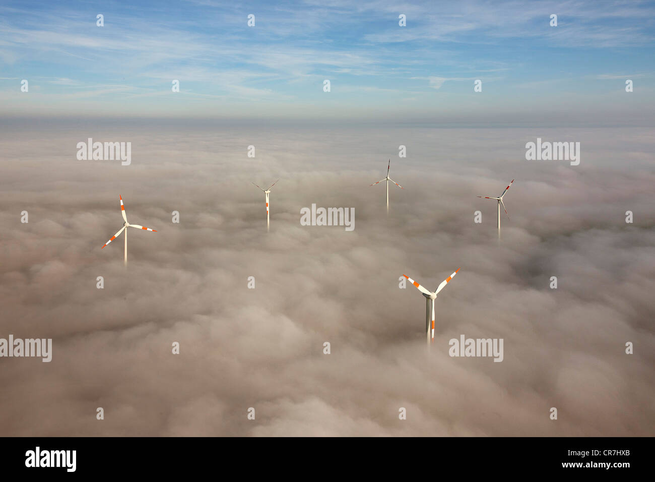 Vista aerea, le turbine eoliche fuori dalla copertura nuvolosa, Kyffhaeuser distretto, Turingia, Germania, Europa Foto Stock