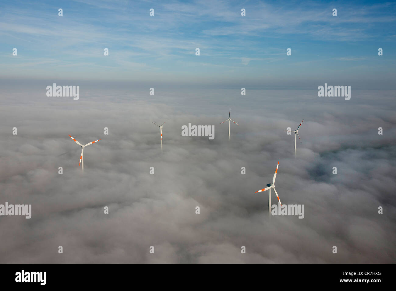 Vista aerea, le turbine eoliche fuori dalla copertura nuvolosa, Kyffhaeuser distretto, Turingia, Germania, Europa Foto Stock