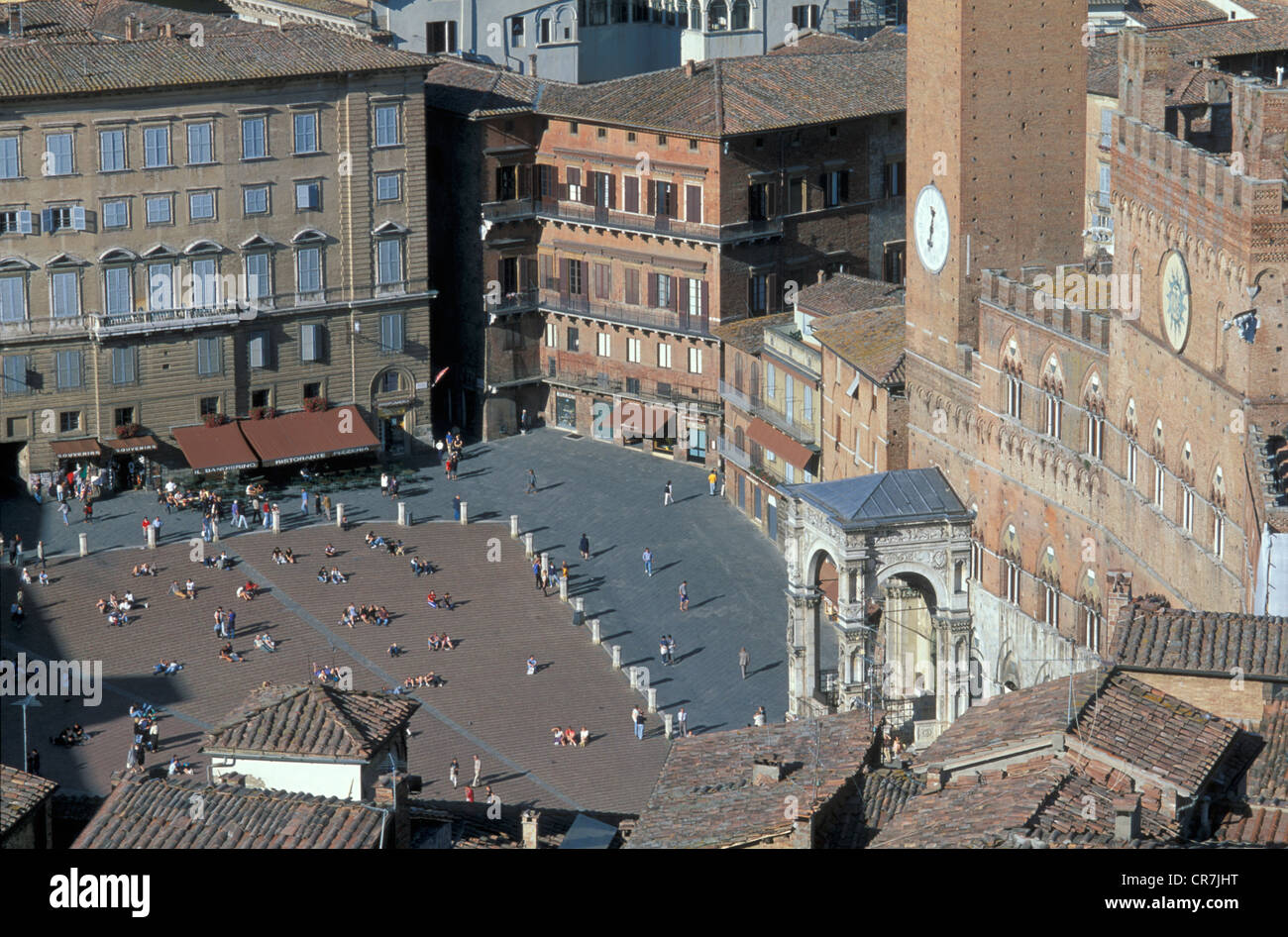 L'Italia, Toscana, Siena, patrimonio mondiale dell UNESCO, Piazza del Campo, la piazza principale della città sulla destra il Palazzo Pubblico (municipio) Foto Stock