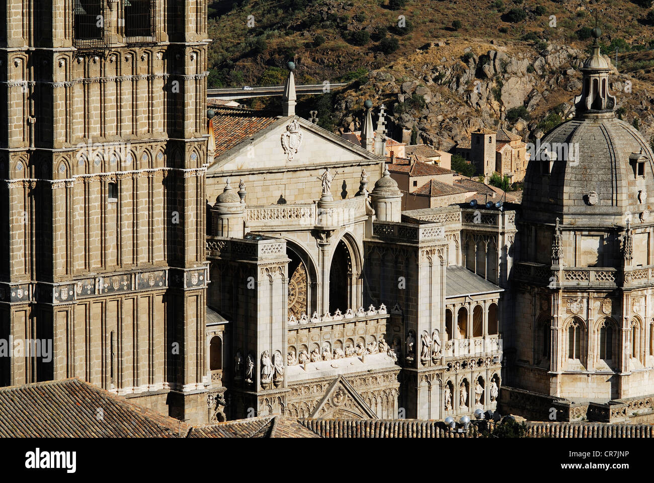 Spagna, Castilla la Mancha, Toledo, storica città patrimonio mondiale UNESCO, vista dal campanile di stile barocco chiesa di Foto Stock