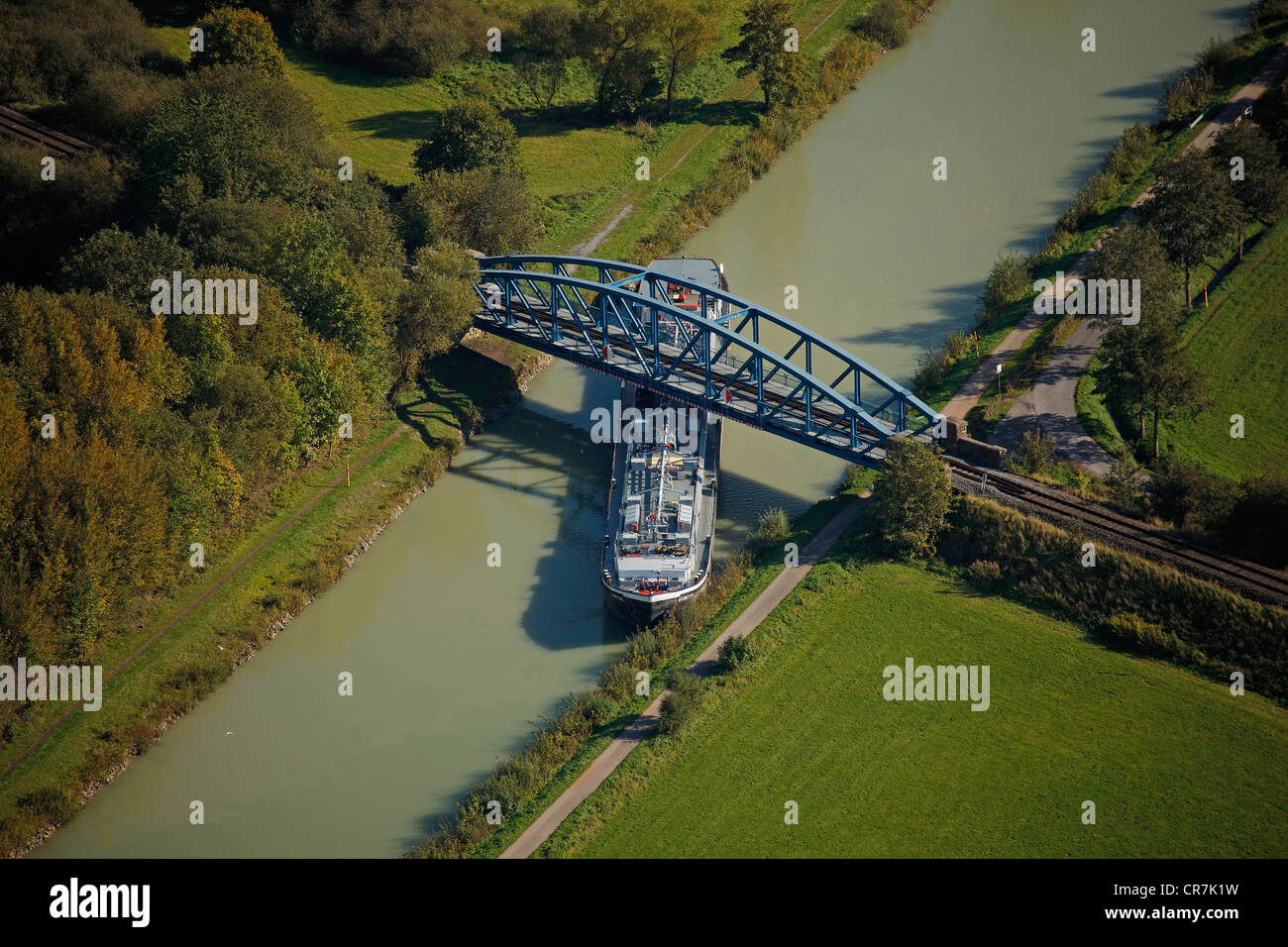 Vista aerea, nave da carico bloccato sotto il ponte, Datteln-Hamm Canal, Hamm, la zona della Ruhr, Renania settentrionale-Vestfalia, Germania, Europa Foto Stock