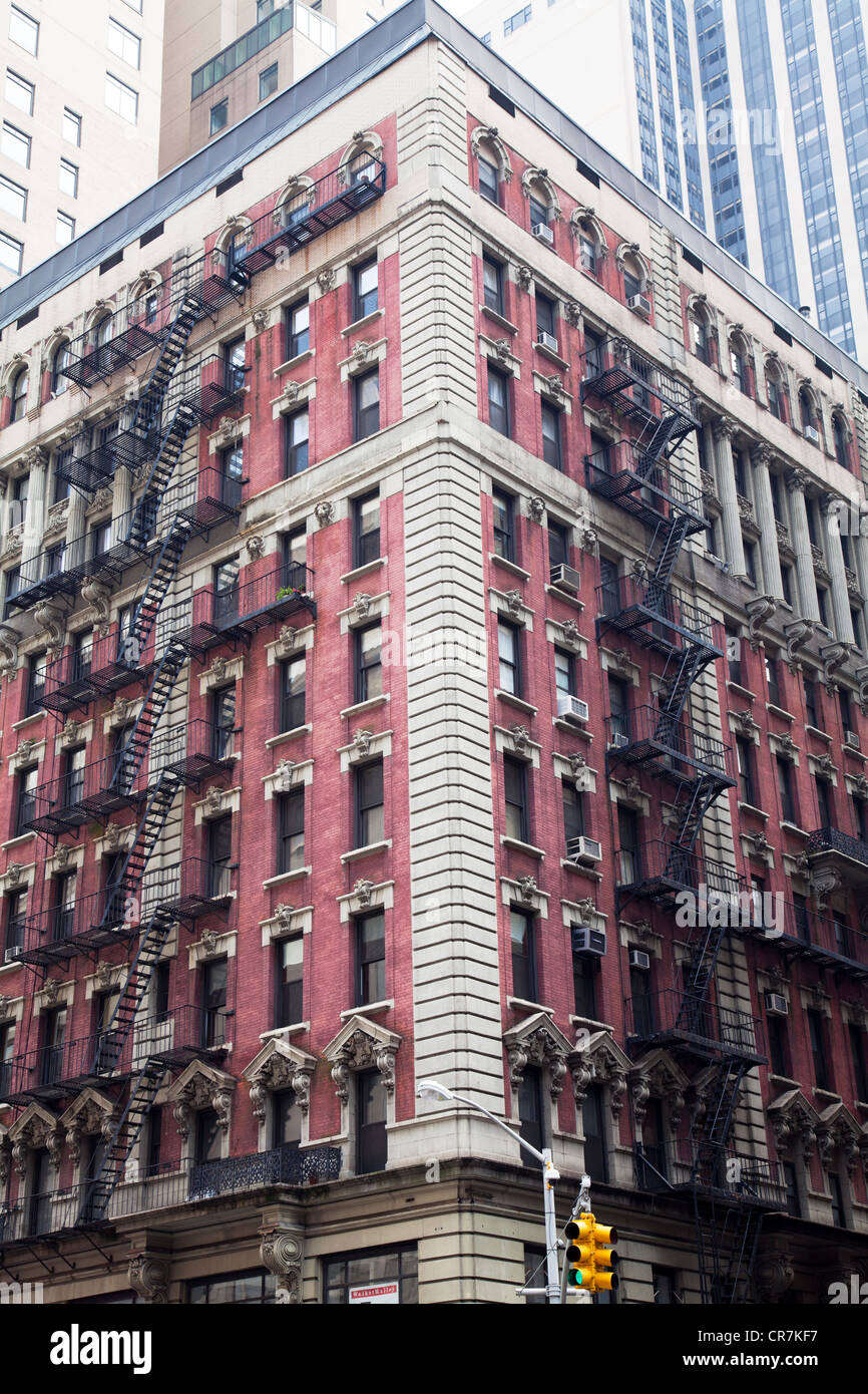 Tipico esterno dell edificio nel centro di Manhattan, New York City con il ferro battuto fire fuoriesce sul lato esterno. Foto Stock