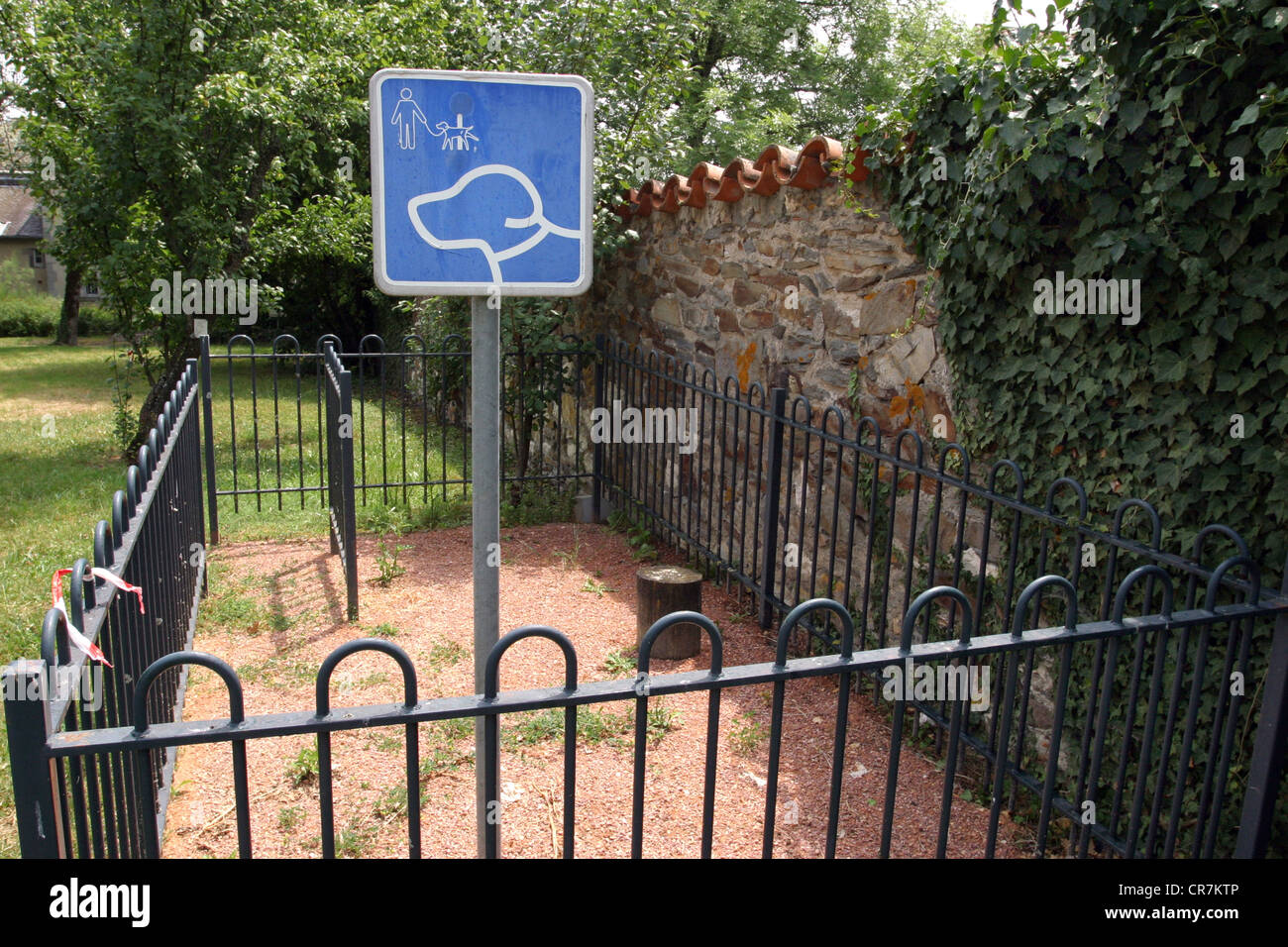 Special dog poo defecare area recintata in un parco nel Sud della Francia Foto Stock