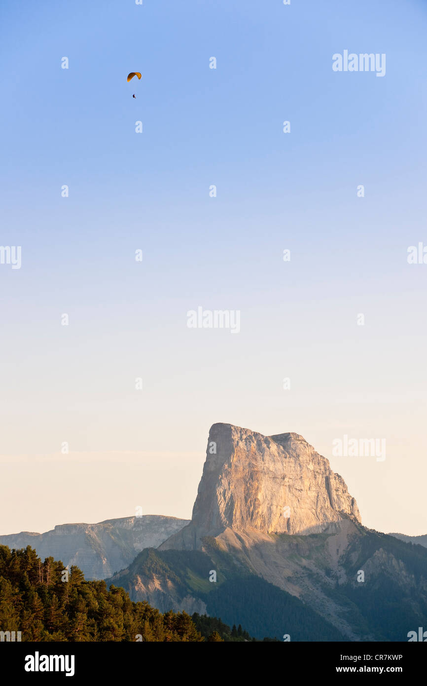 Francia, Isere, Parc Naturel Regional du Vercors (Parco Naturale Regionale del Vercors), il Mont Aiguille (2086m) alla frontiera di Foto Stock