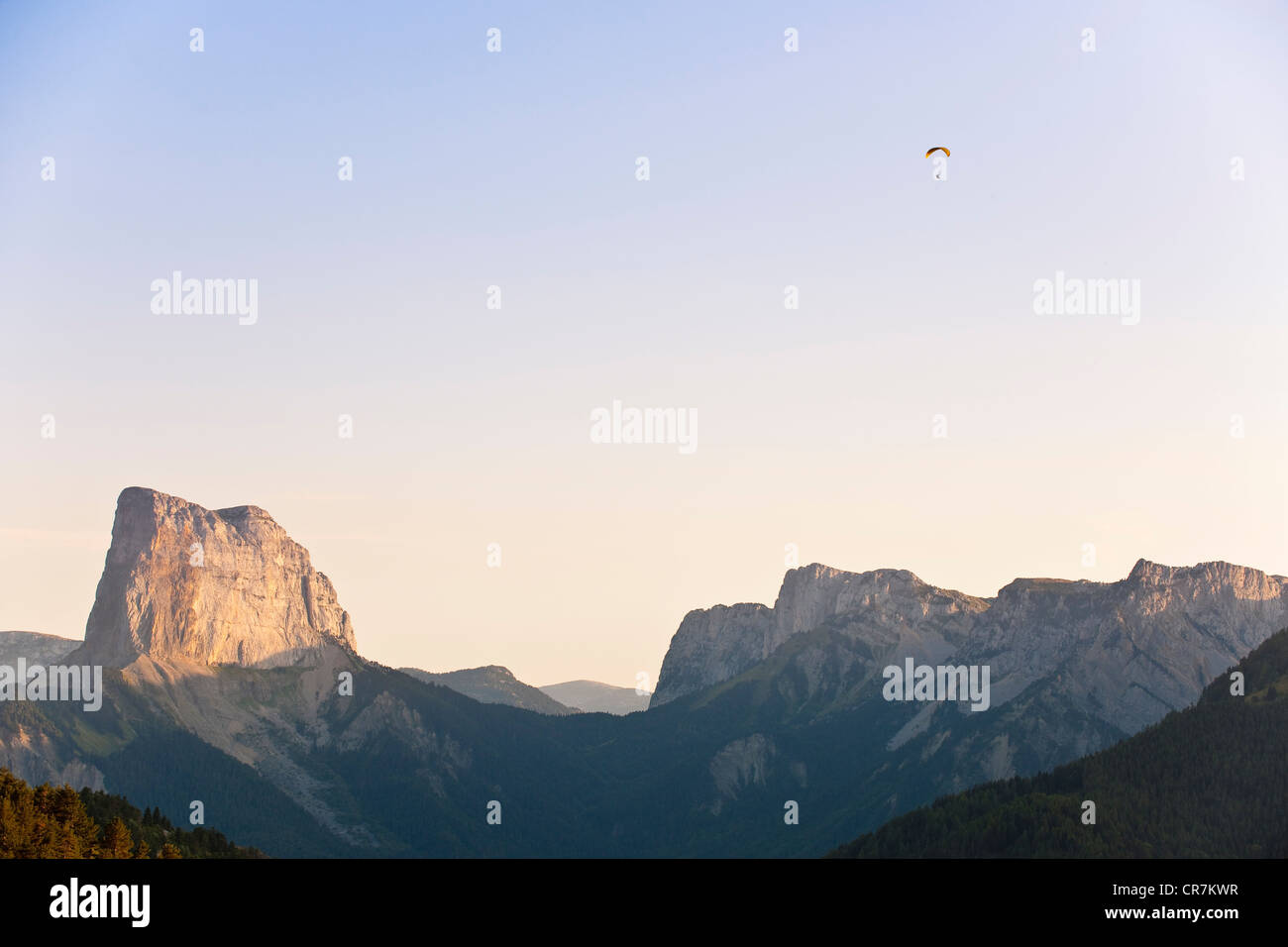 Francia, Isere, Parc Naturel Regional du Vercors (Parco Naturale Regionale del Vercors), il Mont Aiguille (2086m) alla frontiera di Foto Stock