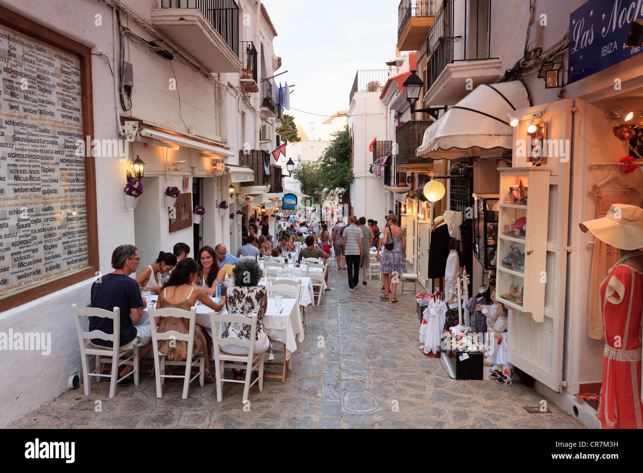 Isole Baleari Spagna, Ibiza città vecchia (Dalt Vila), ristoranti all'aperto Foto Stock